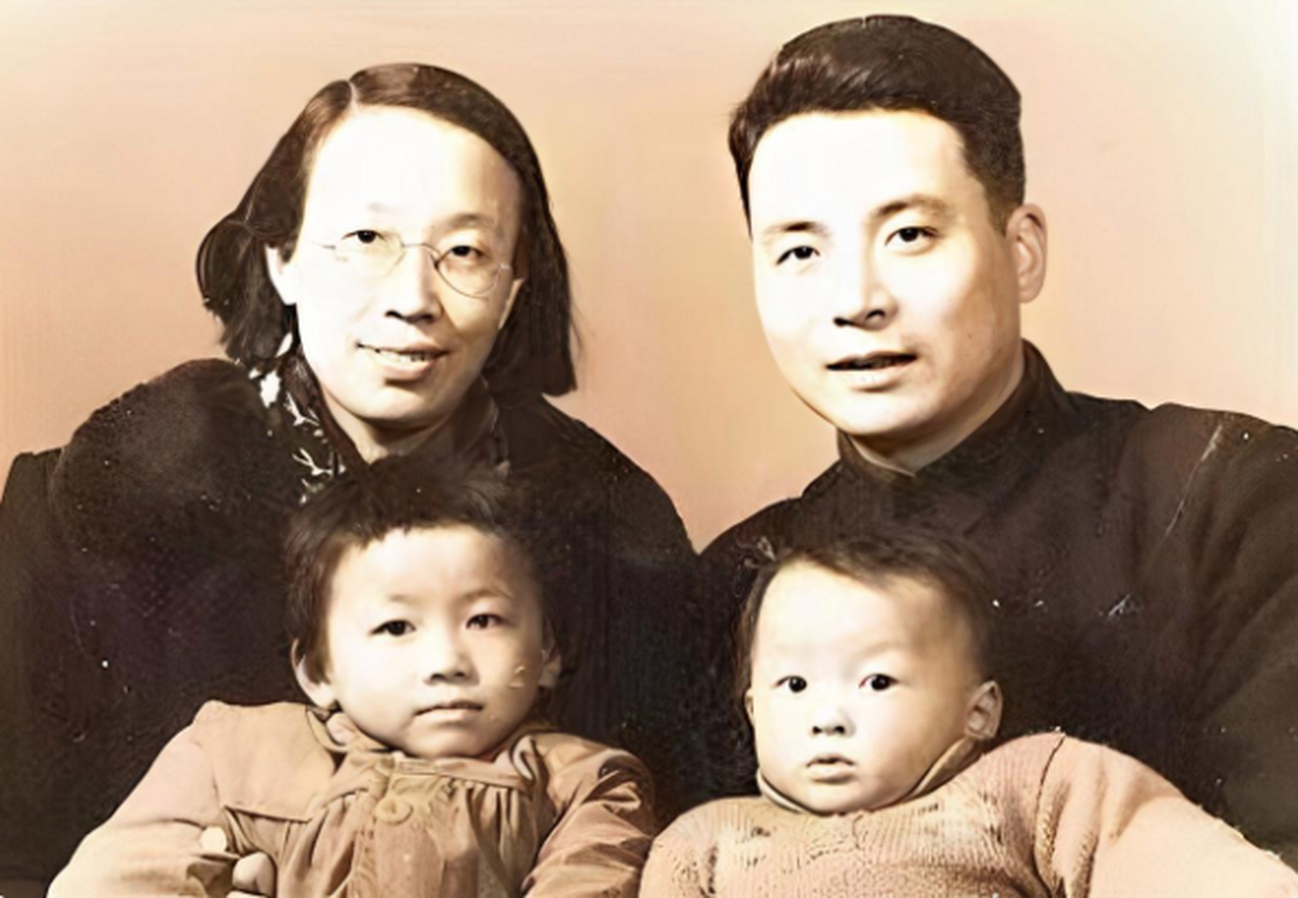 1986年,邓稼先拿着他与妻子许鹿希合影的照片,泪流满面.