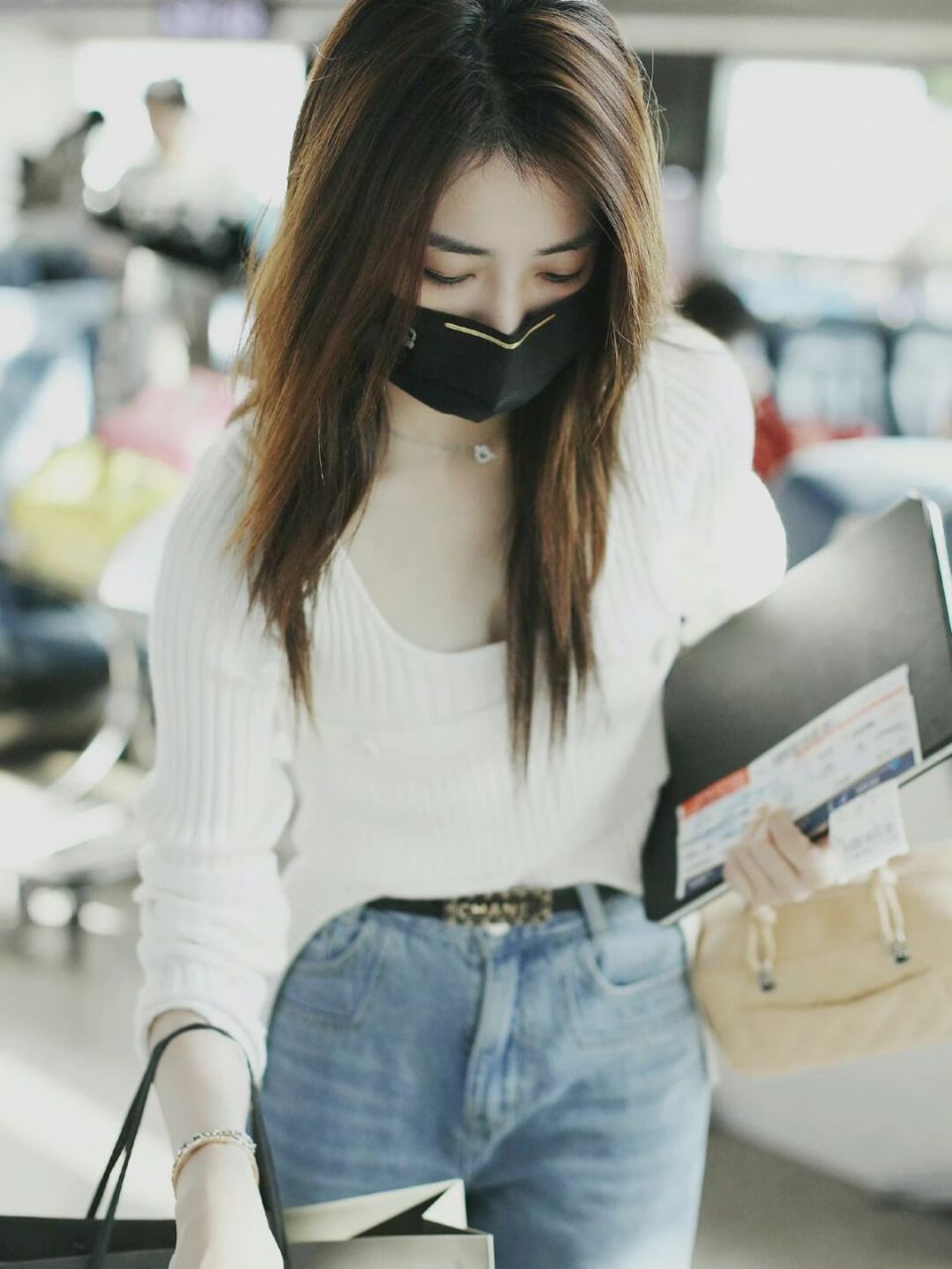 徐璐机场私服 毛衣竟然有隐藏小心机!