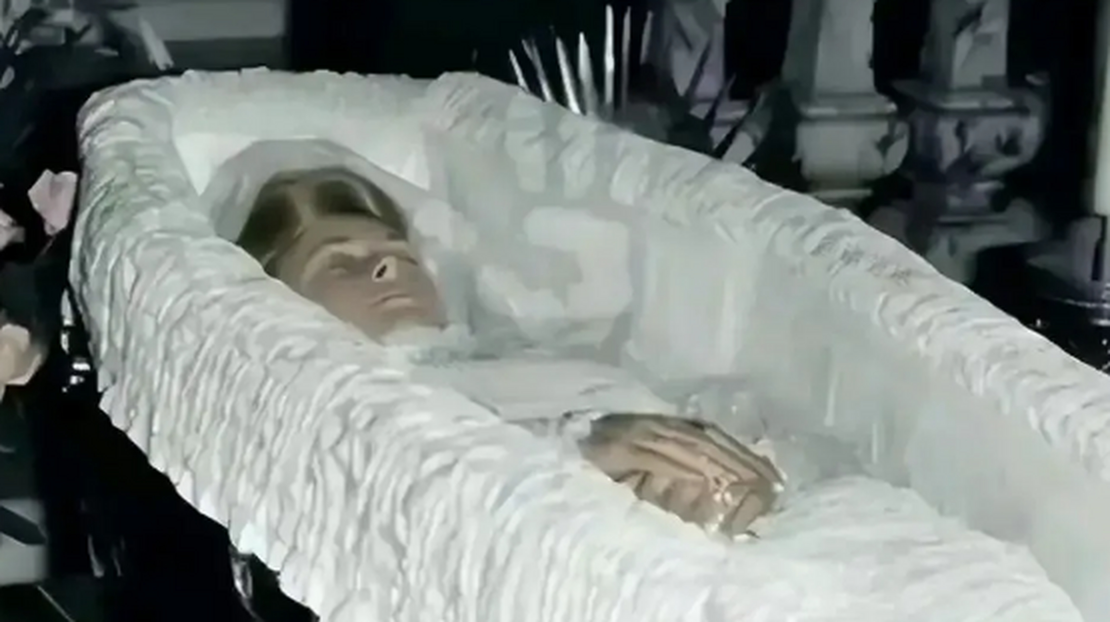 1997年,戴安娜王妃的入殓照片,镜头中的她神态安详地躺在棺材中,几