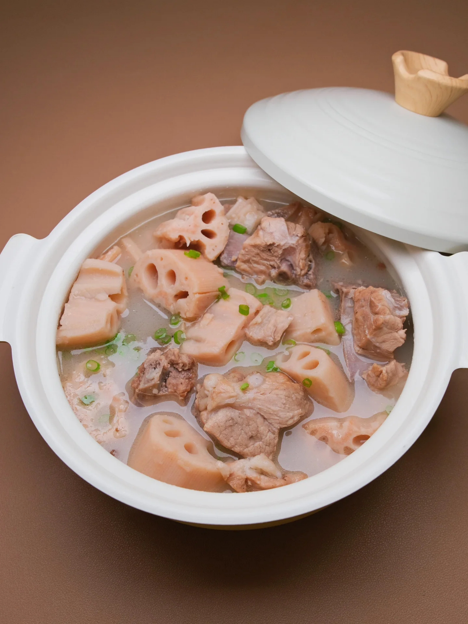 莲藕排骨汤  湖北产的粉藕炖排骨,口感糯软,肉香四溢!