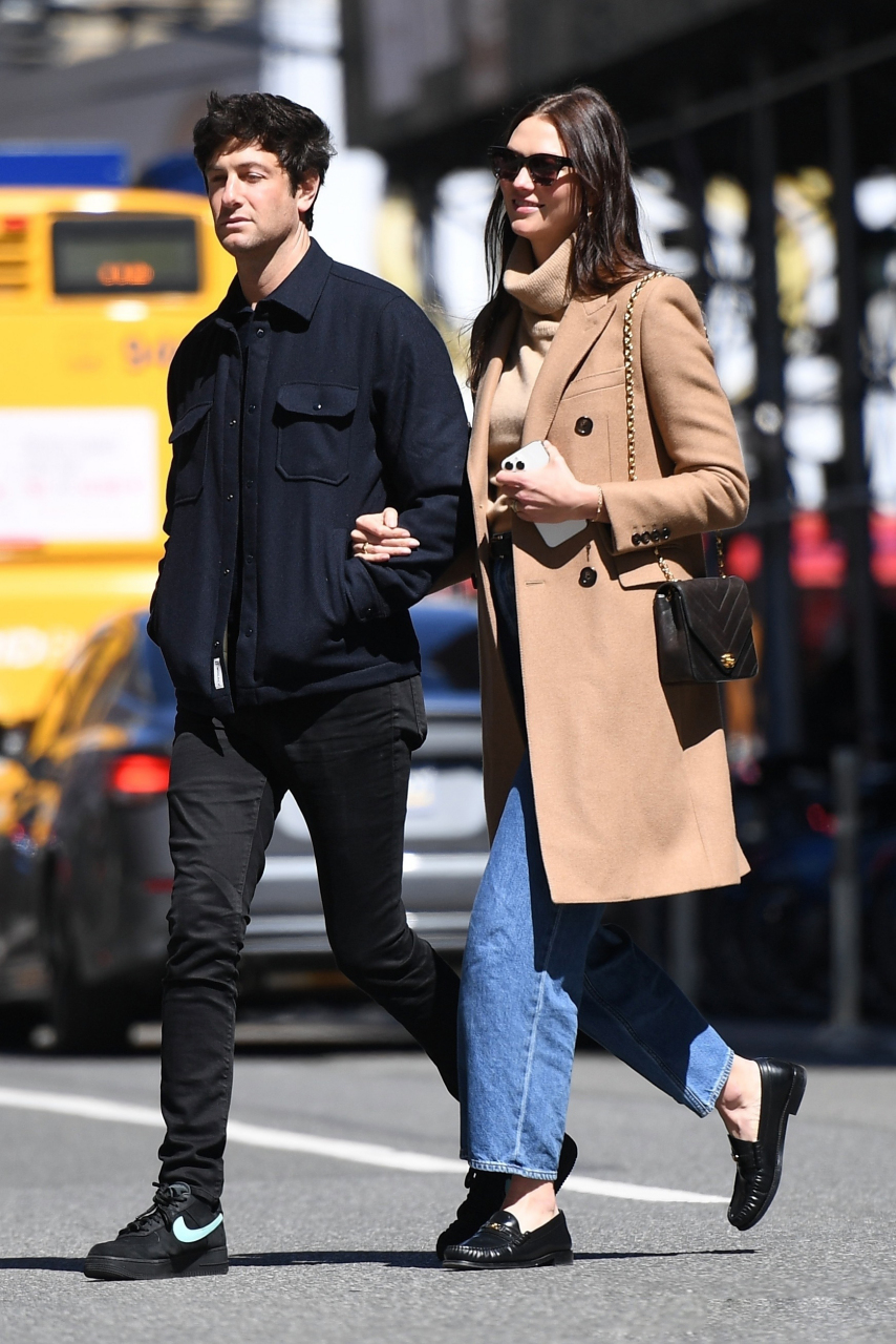 超模karlie kloss和丈夫joshua kushner在纽约外出的街拍!