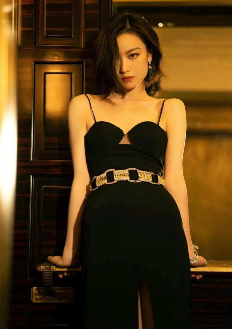 gif创作人# 倪妮的水中戏太美了,不愧是游泳运动员,这身材太完美了!