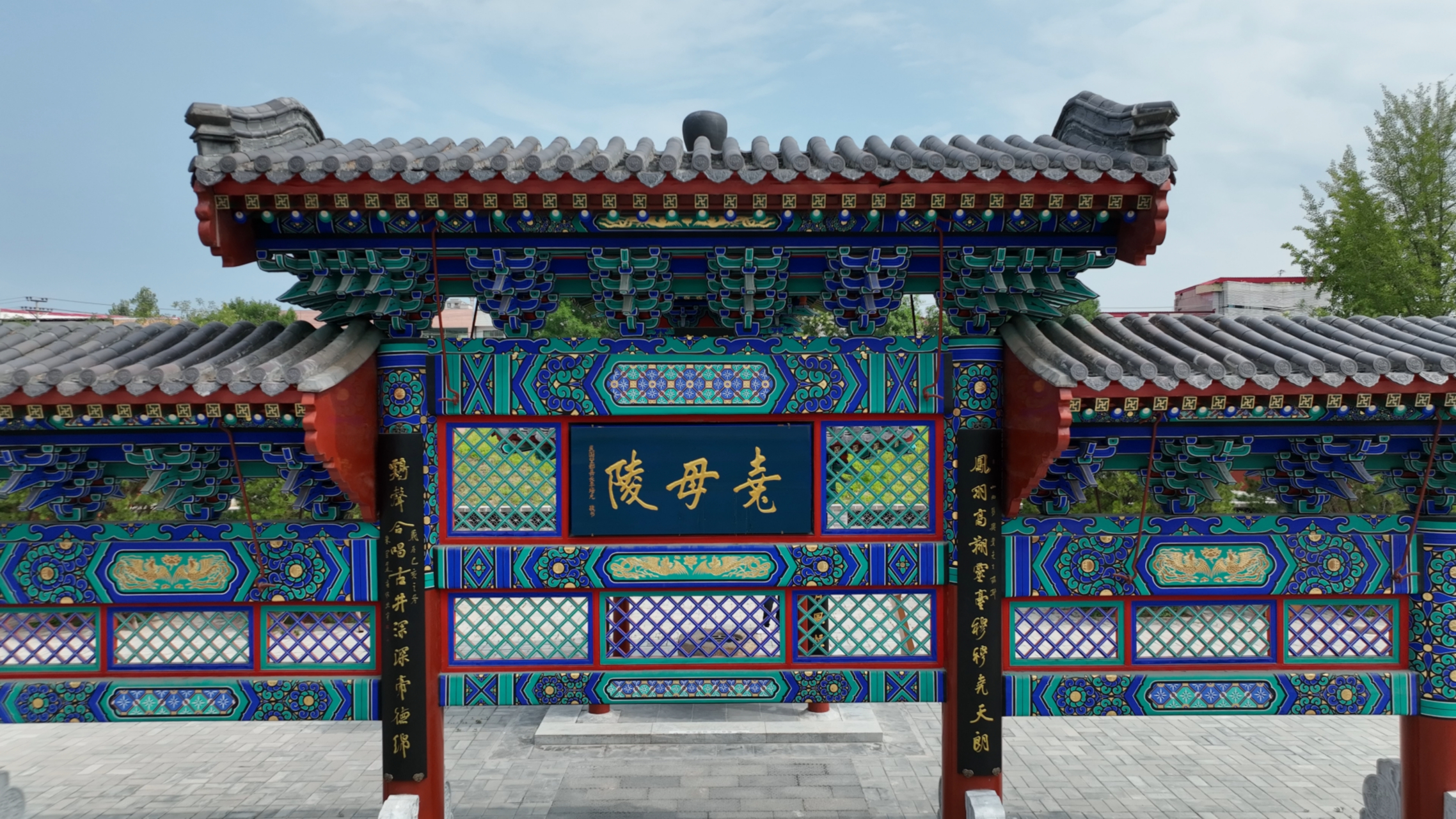 尧母陵中灵台大母这块牌匾的来历 这块牌匾有很长的历史了,公元85年