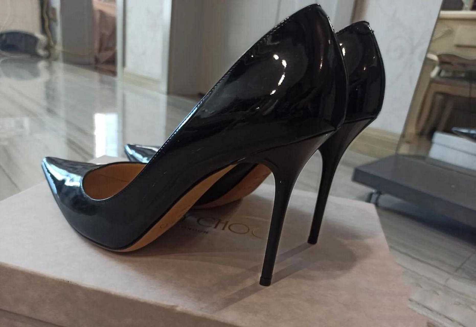 jimmy choo黑色尖头高跟鞋,凸显出成熟韵味