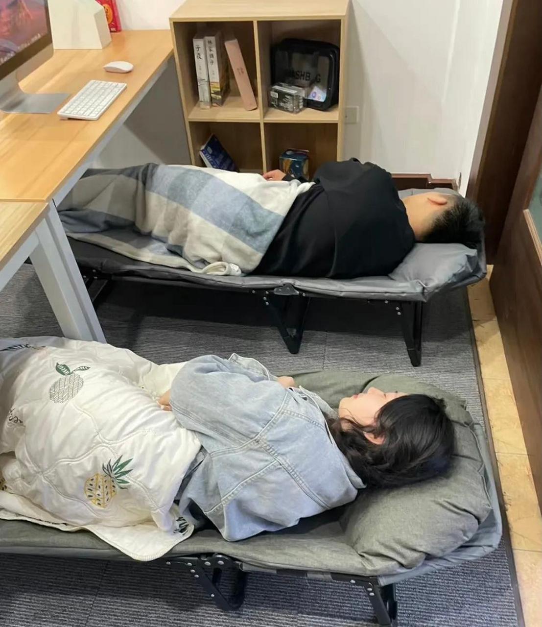 办公室午休,只要你不尴尬,尴尬的就是别人[三哈][三哈]