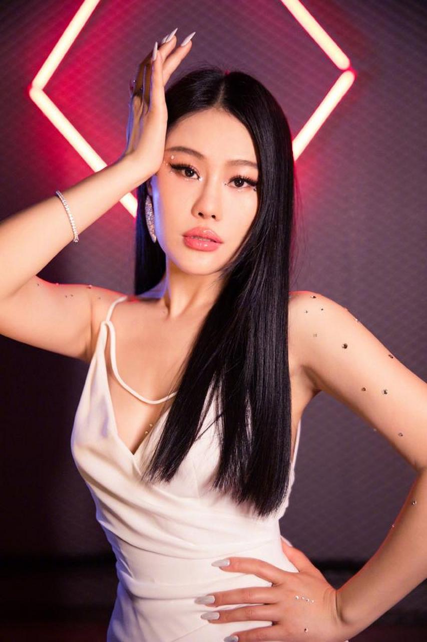 学习打卡挑战赛# 【36岁袁娅维身材火辣,一袭开叉白裙秀身材,手臂