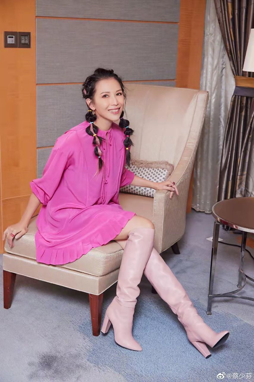 蔡少芬穿玫红色衬衫搭灰色长靴,甜美又减龄 48岁的蔡少芬,走起"少女