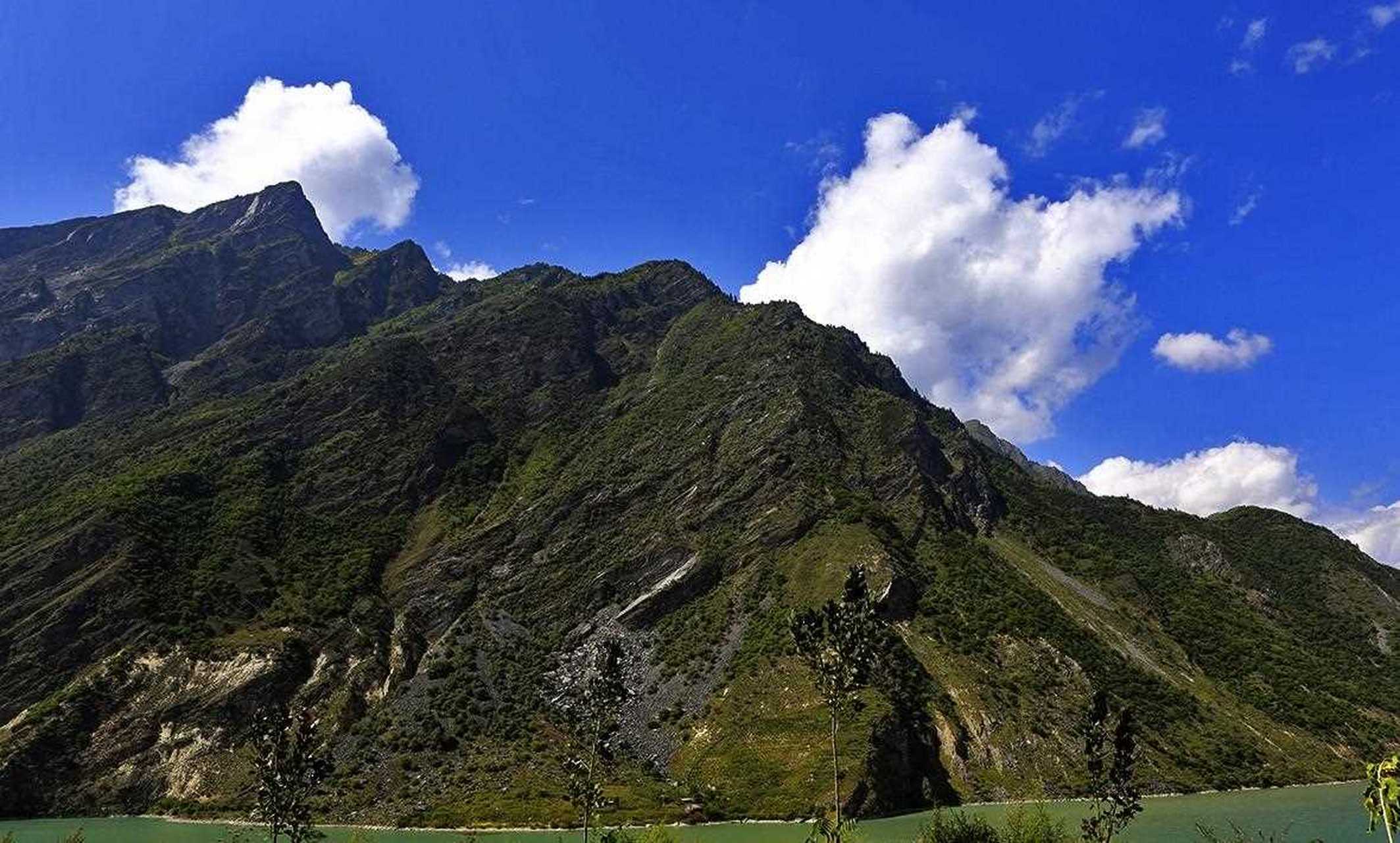 叠溪海子,又名松平沟,有"小九寨"之称,位于四川省阿坝藏族羌族自治州