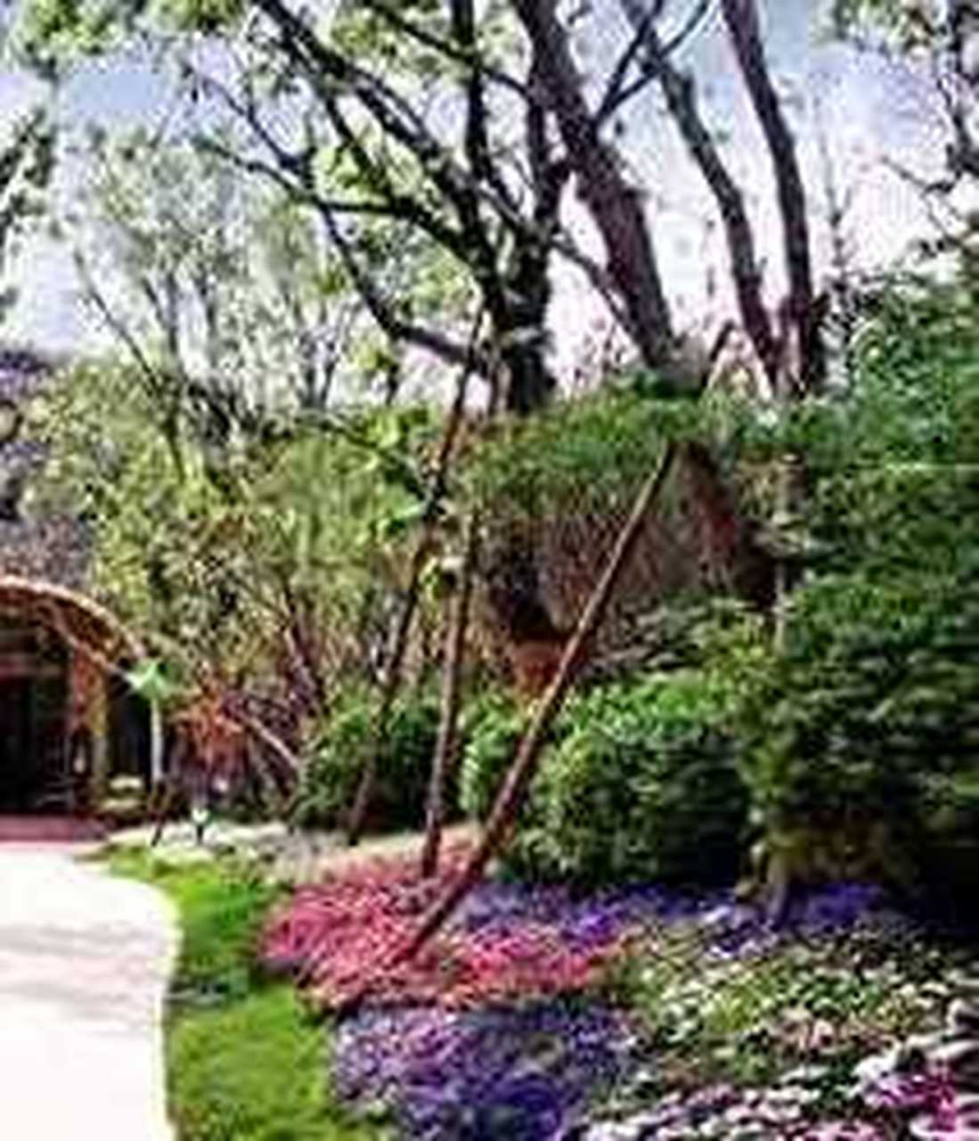 1,建筑周边与道路两侧要宣示主权,可用硬质或软质材料进行围合,强化