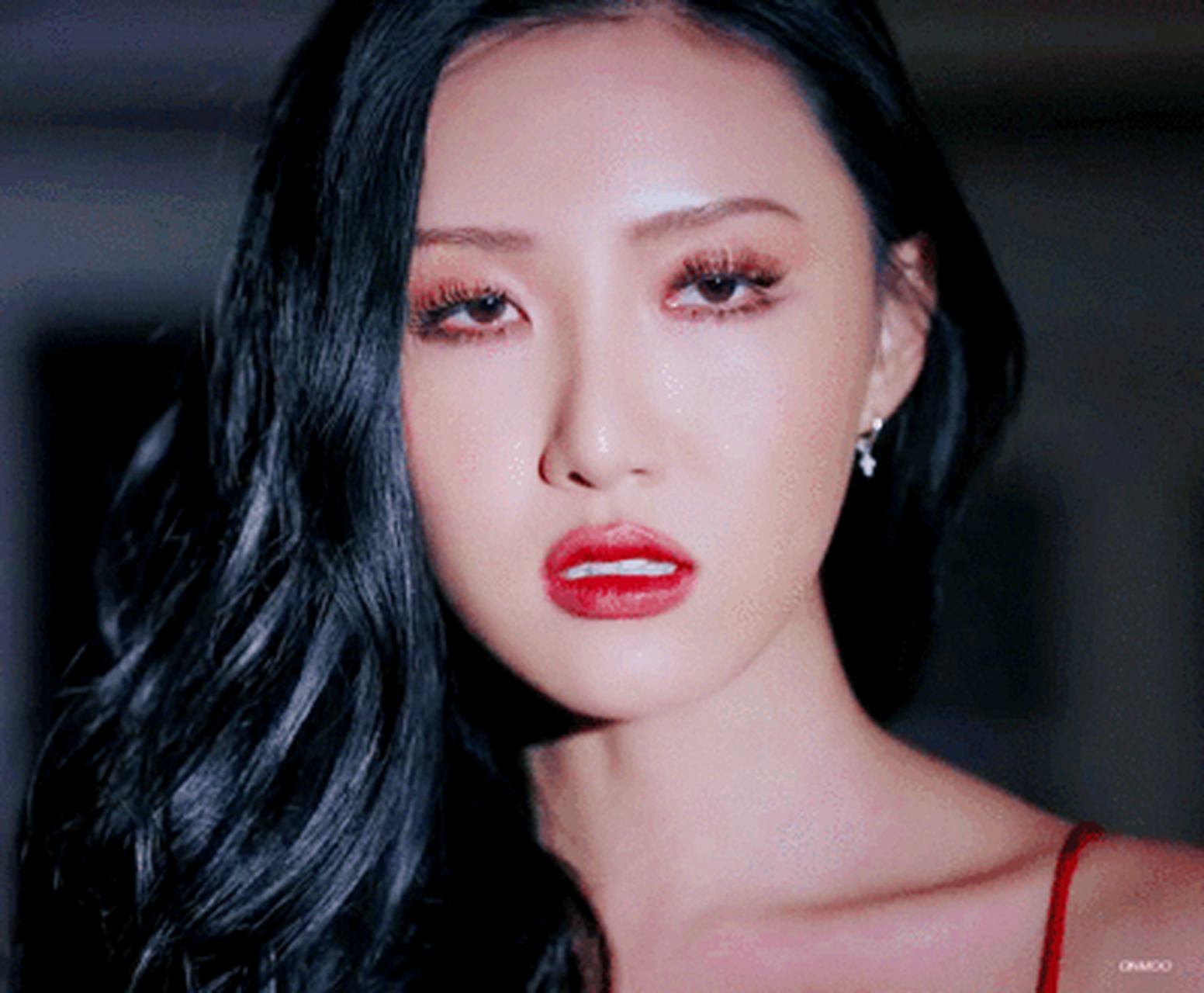 走阳光女生的路线的安慧真,音乐风格主打的就是复古,用一个词来形容就