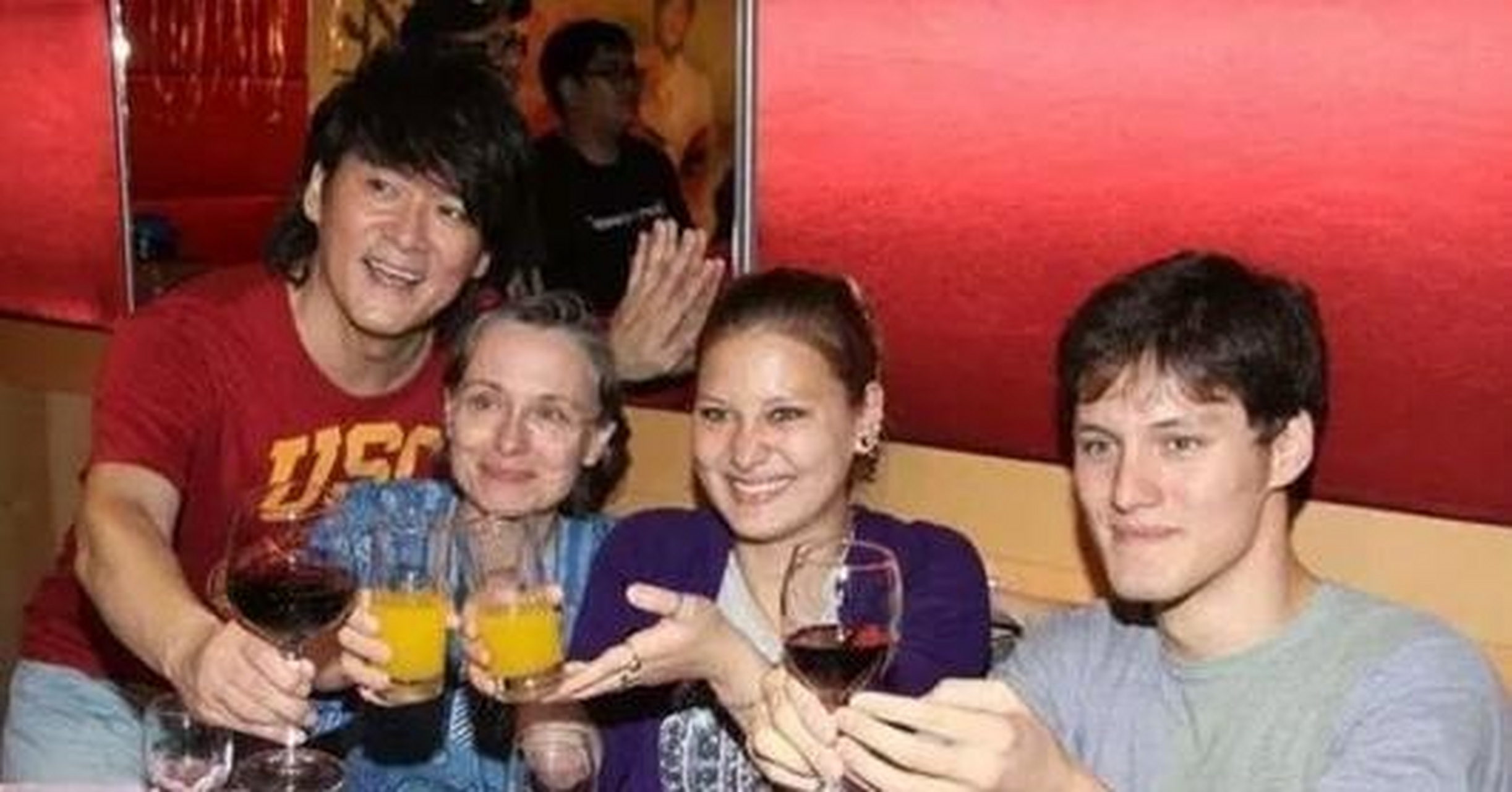 两人在婚后生下了周厚安与女儿周厚恩,从此周华健便带着妻儿开始了