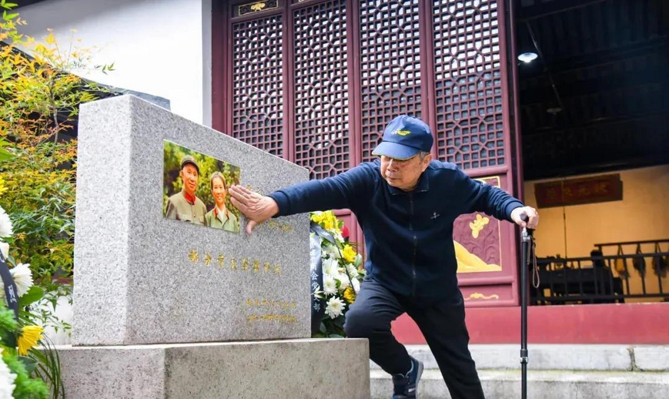 4月6日上午,粟裕大将长子粟戎生中将和妻子李曼俊携全家来到新四军