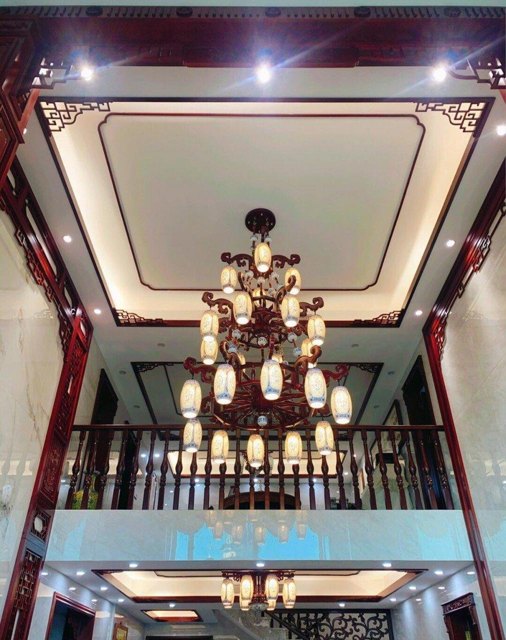 新中式别墅装修,特别大气上档次,实木线条的吊顶,很有线条感,加上中式