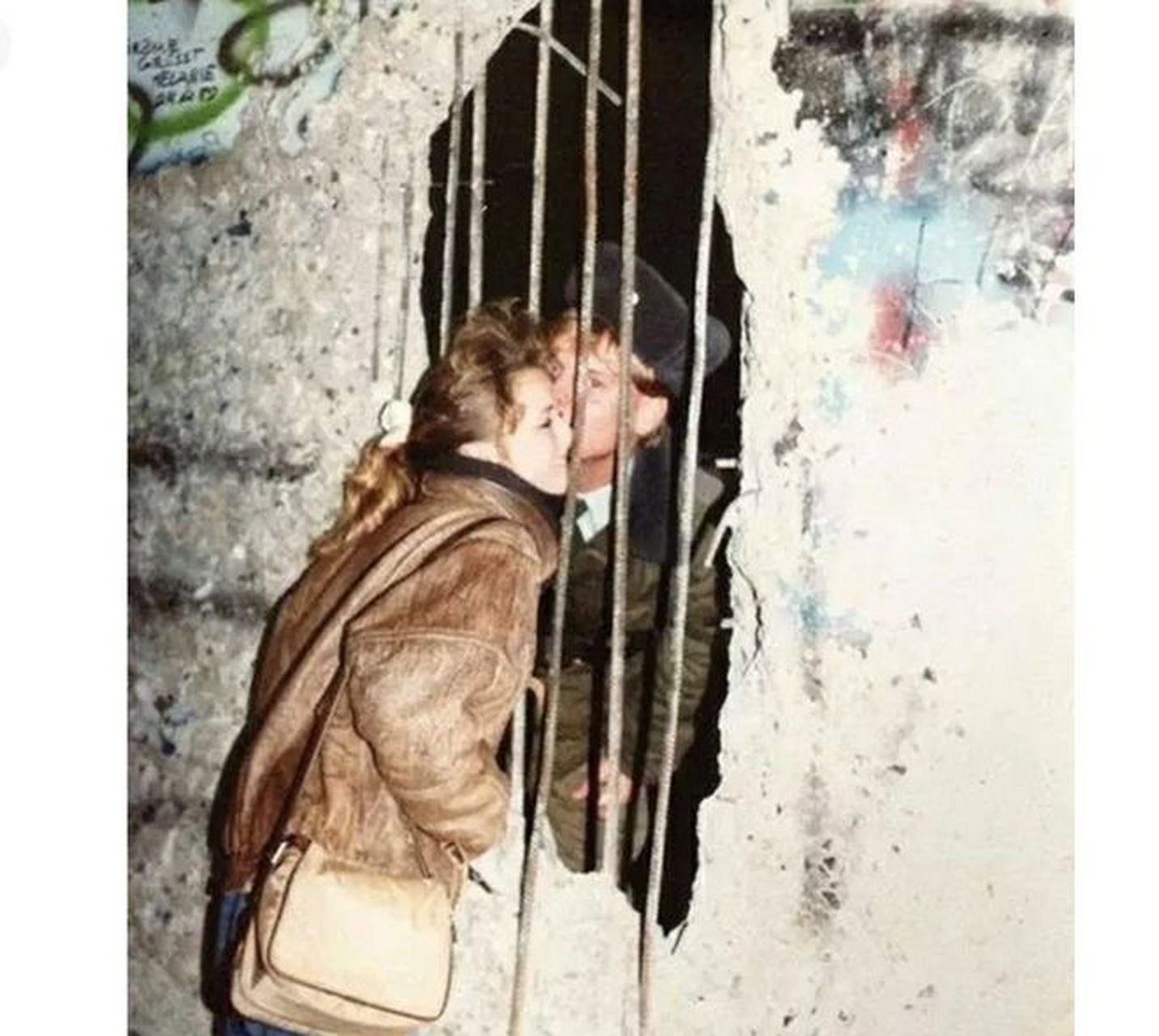 这张照片来自于1989年德国柏林墙倒塌前夕,展现了一对男女在相见面前