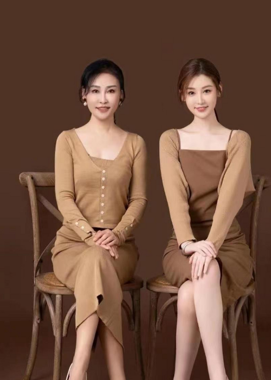 老婆和丈母娘的合照,简直就是一个模子刻出来的.