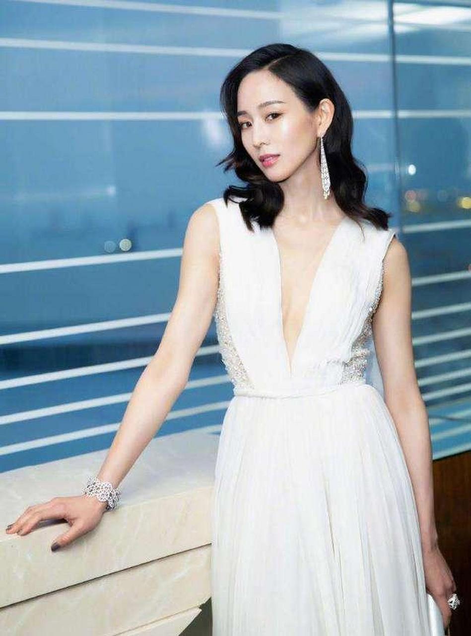 张钧甯红毯照被疯传, 深v开到肚脐眼, 有谁注意到她的后背