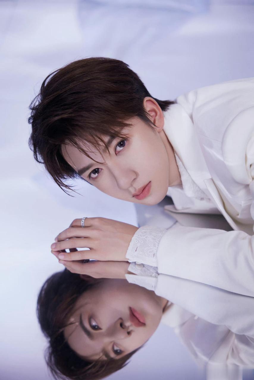 贺峻霖最新新歌花絮照今天是19岁的小贺,纯白西装矜贵帅气,每一张都是