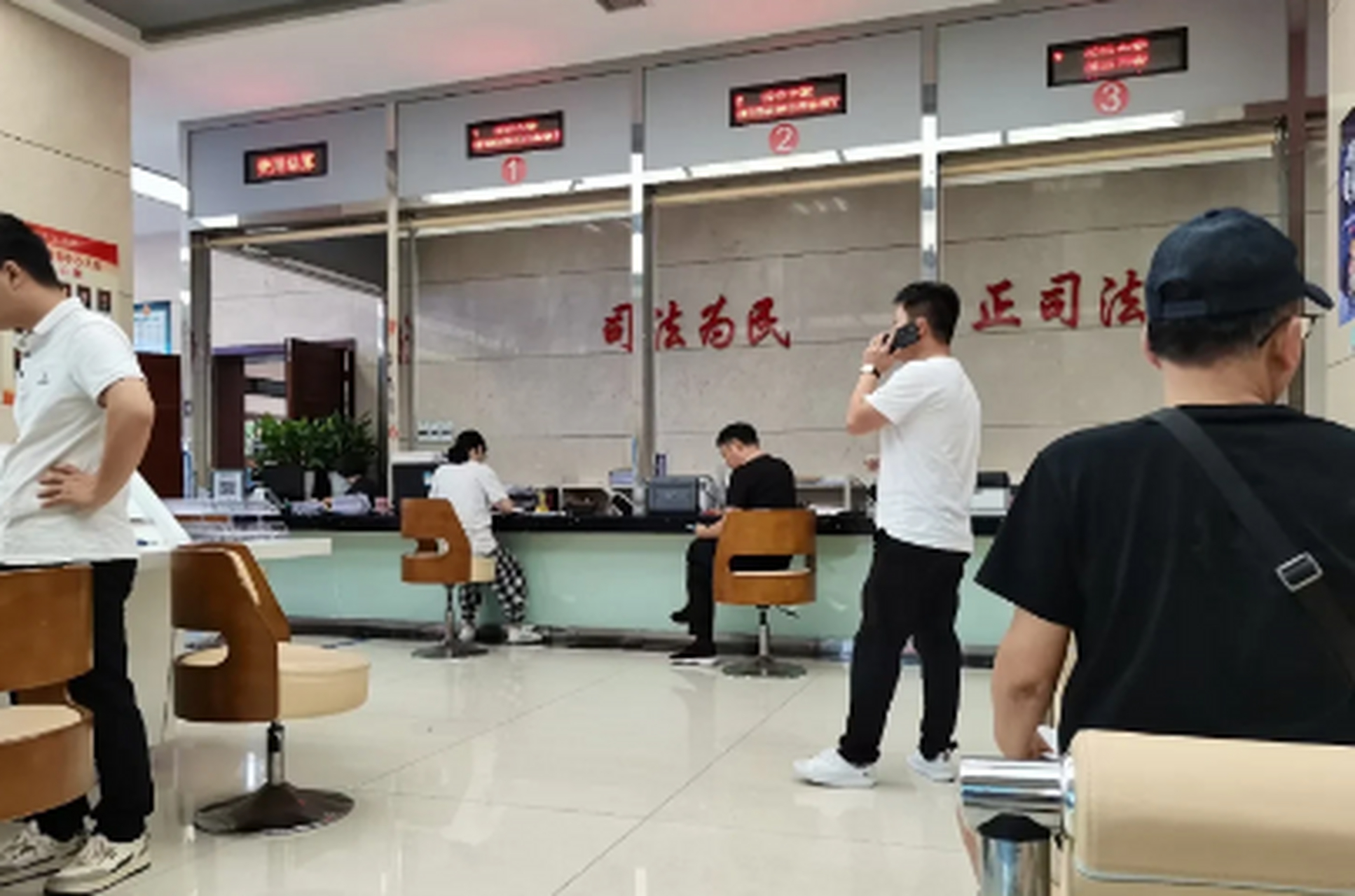 在法院排队起诉的人,超过在银行排队办业务的人,这能够说明一些宏观