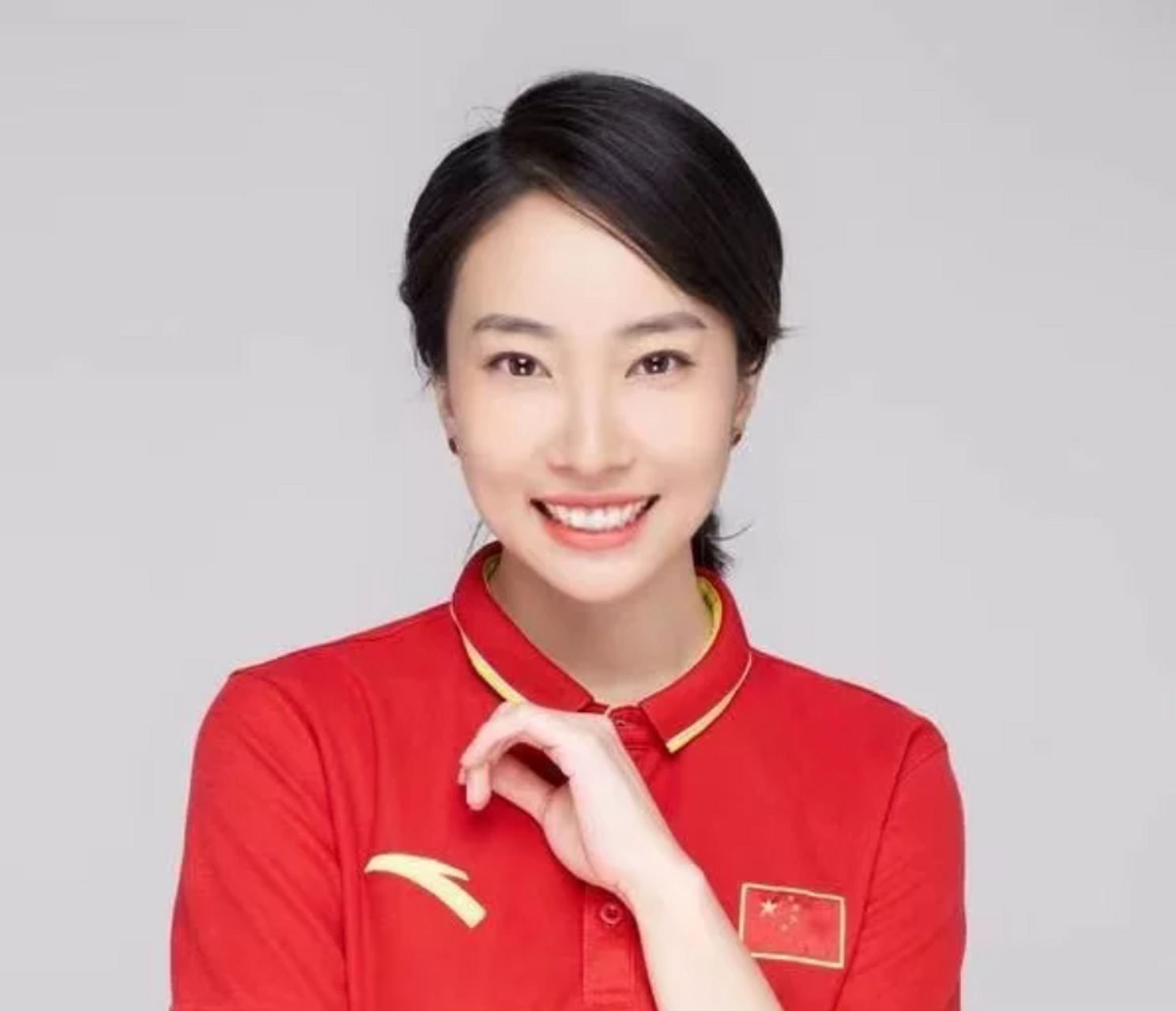 照肚大如箩,体态丰腴母爱满满 近段时间,34岁的体操女神范晔晒全家福