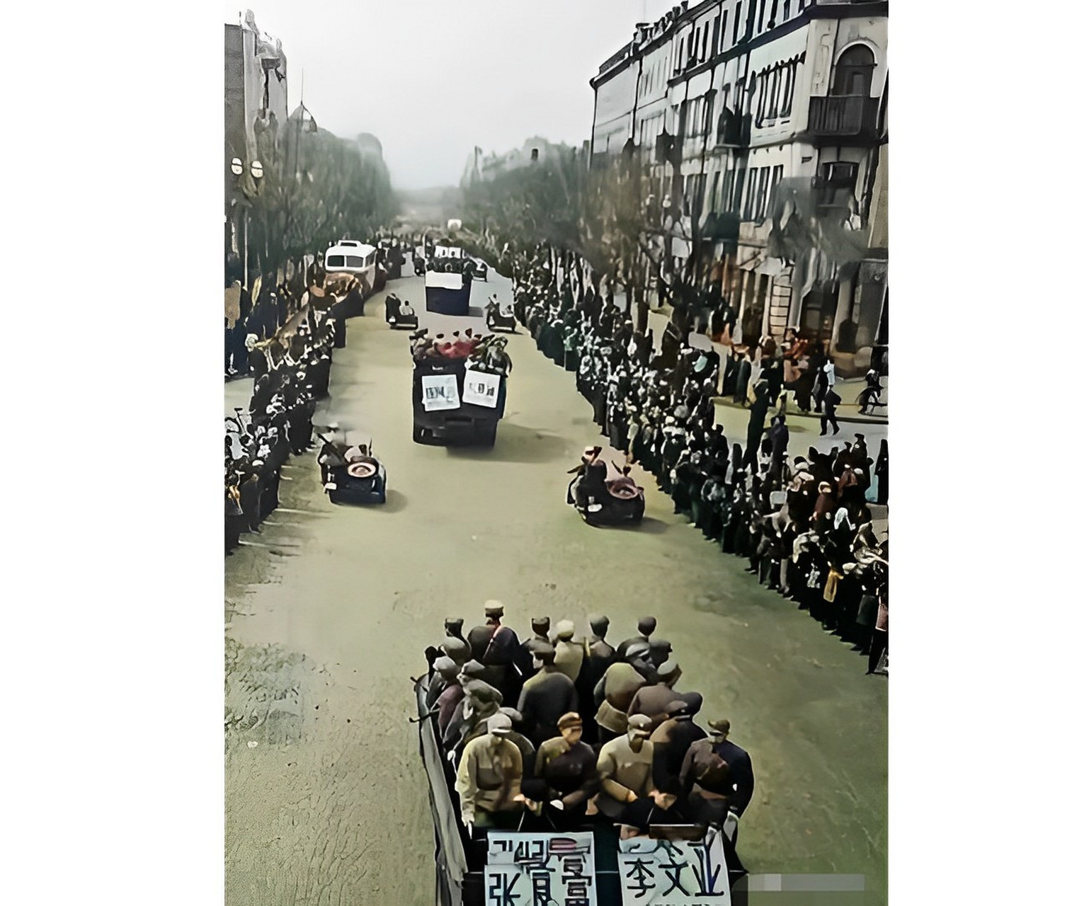 1960年代,两名死刑犯游街示众的情景,两人的脖子上挂着罪名牌,看起来