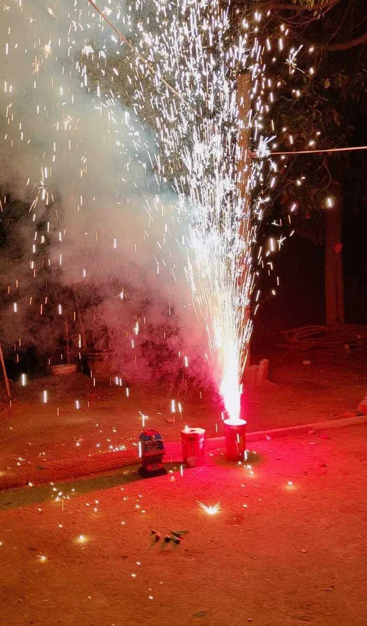 谁把光阴剪烟花?演绎一瞬却繁华.