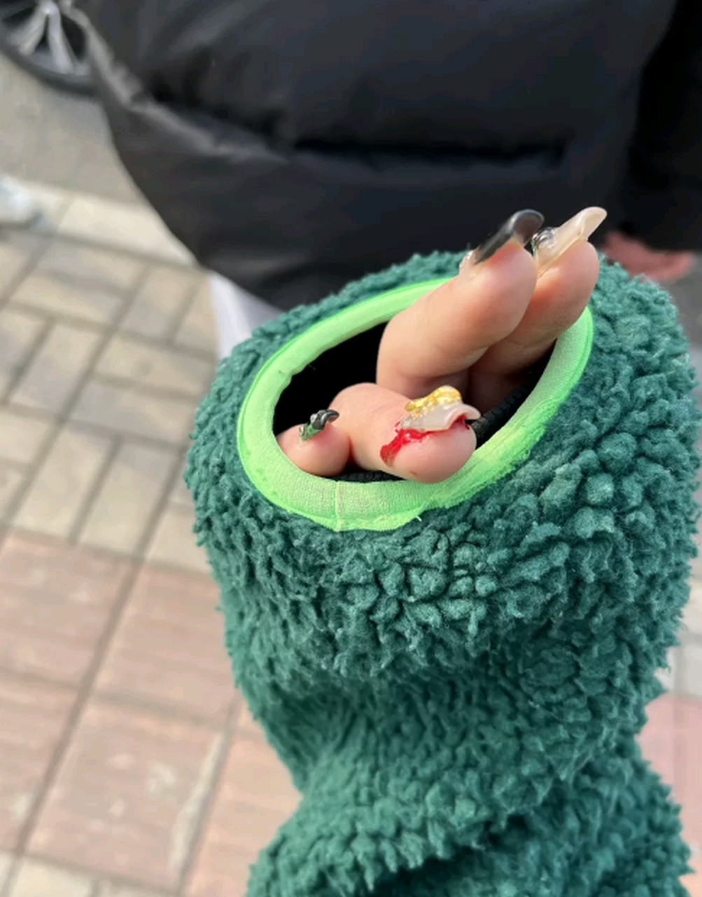 刚做了美甲,结果指甲直接劈了,好疼啊
