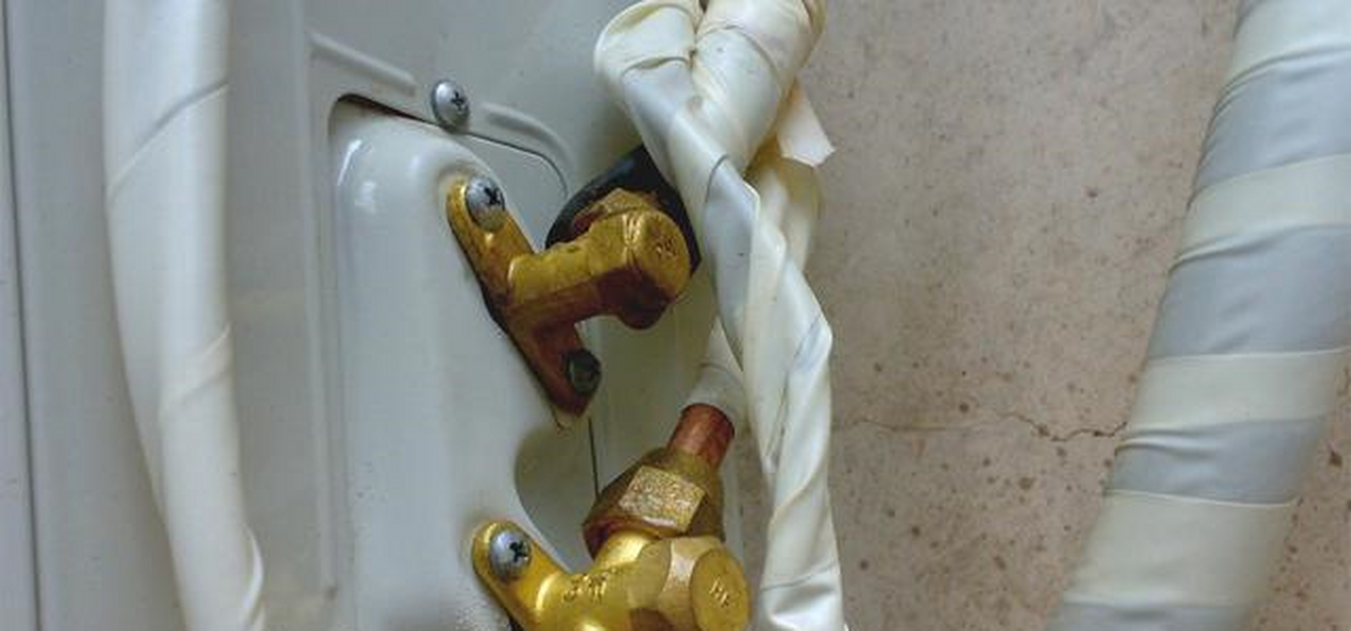 空调室内机底部会有一个接水槽,水槽孔连接着排水管,正常情况下,空调