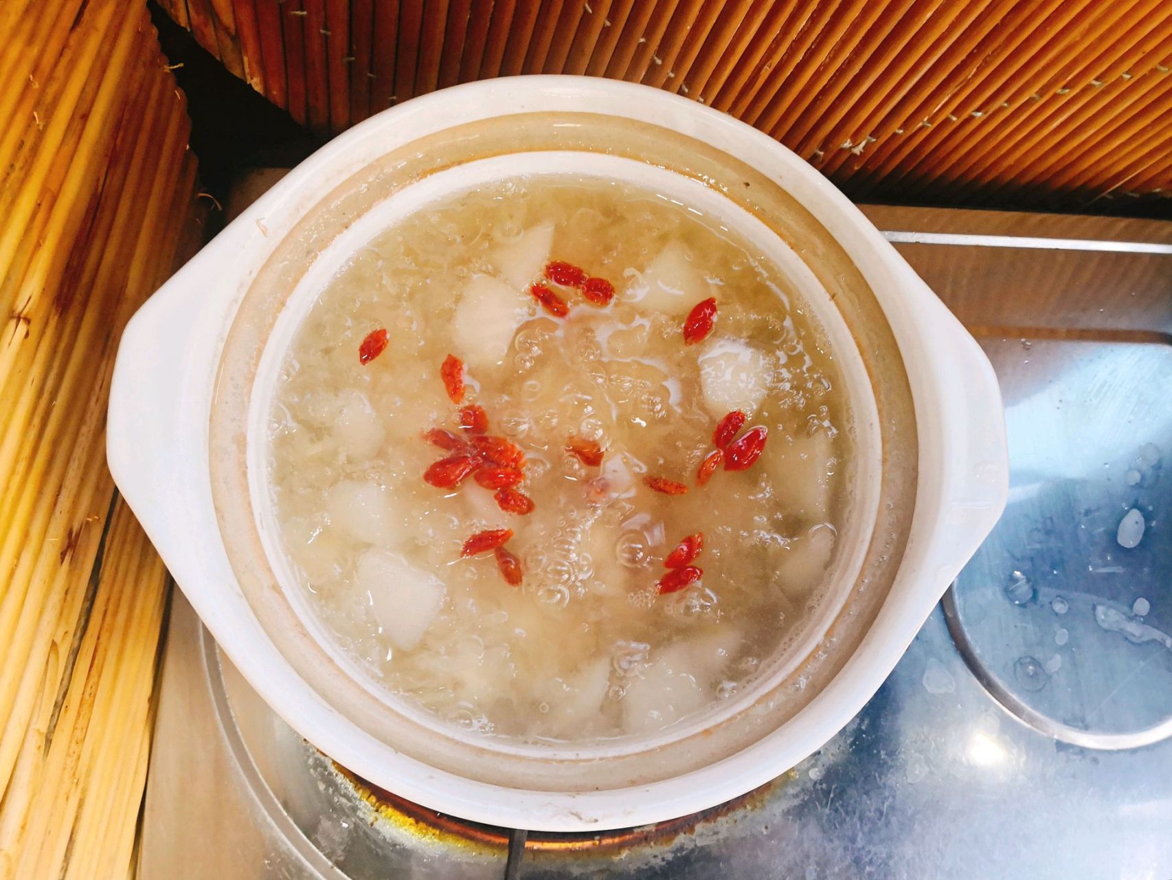 白果银耳雪梨羹 秋高气爽,但是总觉得口干舌燥,找找家里的材料,来个