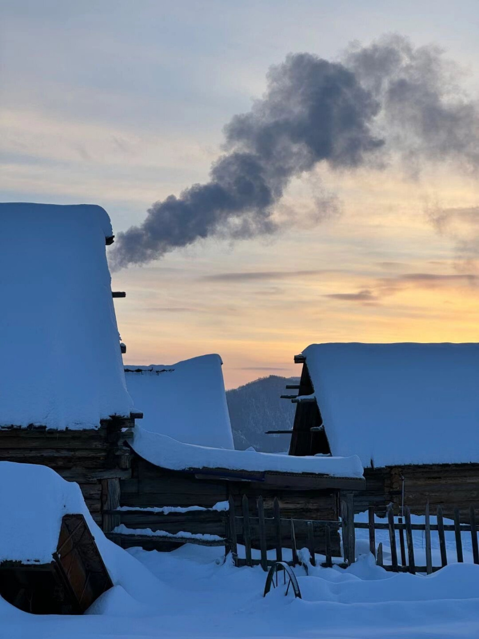 一个徒步旅行者在哈登平台观赏日出的体验,以及在禾木村度过的美好