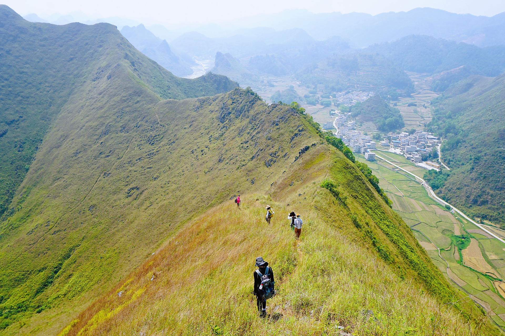 剑龙山位于广西崇左天等县,由于山脊犹如剑龙的背脊,所以称为剑龙山