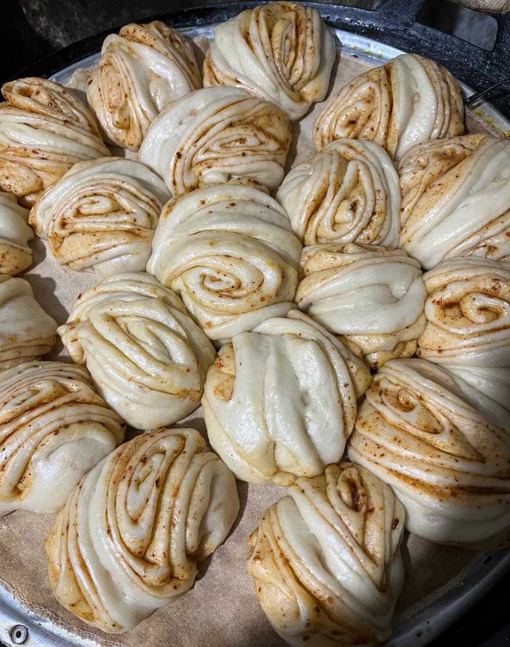 馒头稀饭,锅盔腊肉,酸菜糊汤,豆角卤面,我最喜欢的是土豆丝饼:红薯