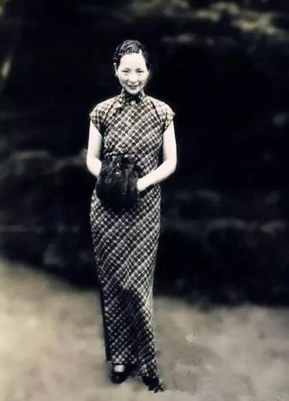 民国时期,在上海滩美女云集的交际场上,风头最足的交际花非唐瑛莫属.