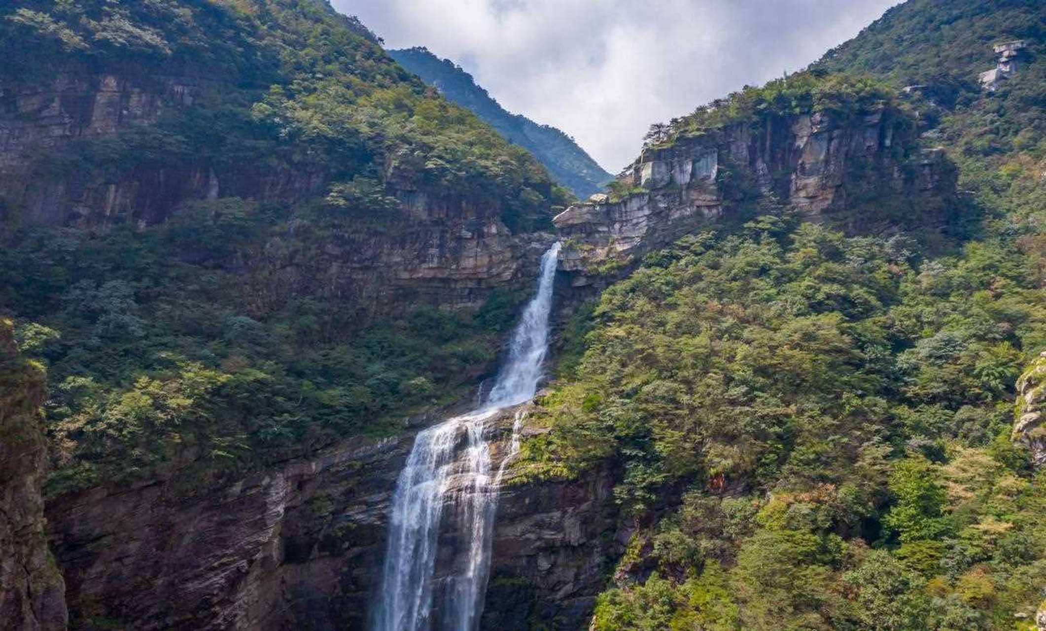庐山三叠泉,世界上最壮丽最优美的喀斯特瀑布,为古今登庐山的游客必到