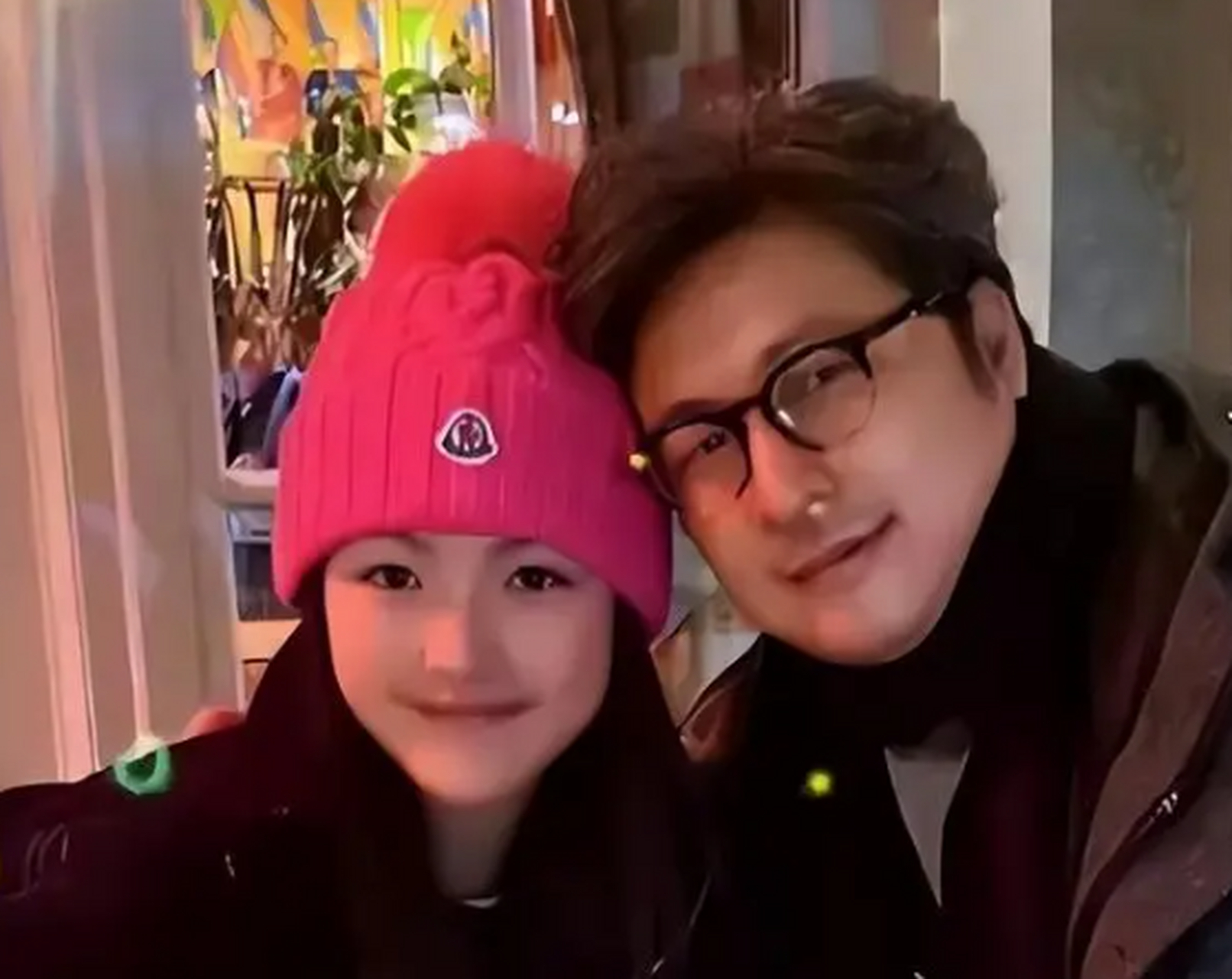 4月12日,有娱记拍到王岳伦带女儿王诗龄去拍古风写真的画面,视频一经