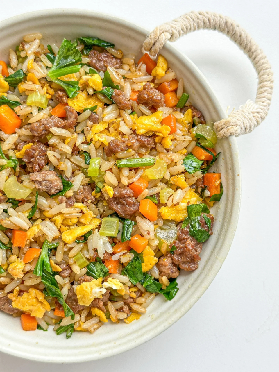 牛肉芹菜炒饭  饭渣宝宝也爱吃的芹菜牛肉炒饭来啦97清香的芹菜搭配