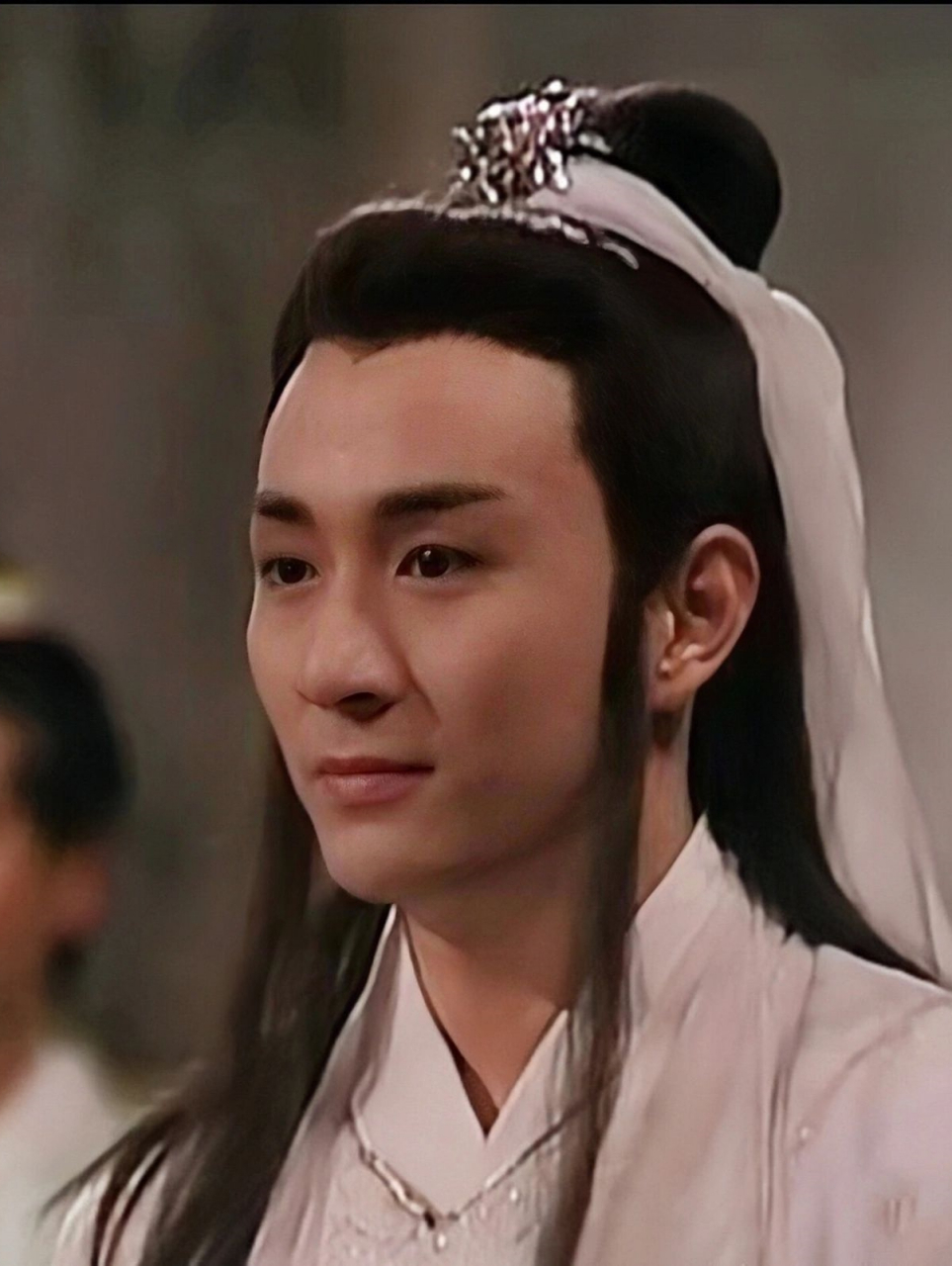 举觞白眼望青天,皎如玉树临风前