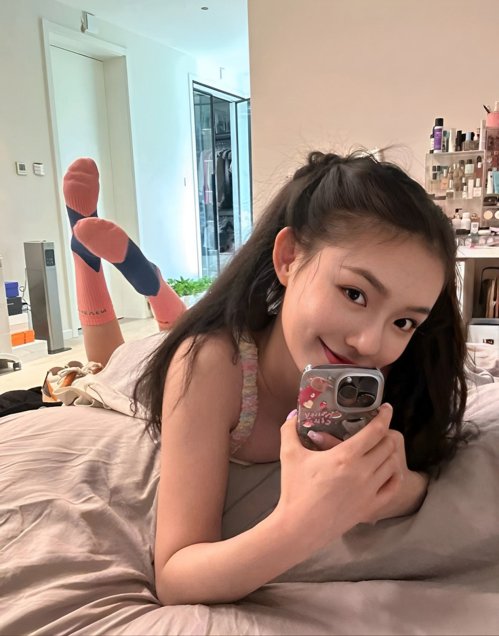 作为95后的小花,通过演绎美人鱼这一角一举成名,林允拥有野性纯美的