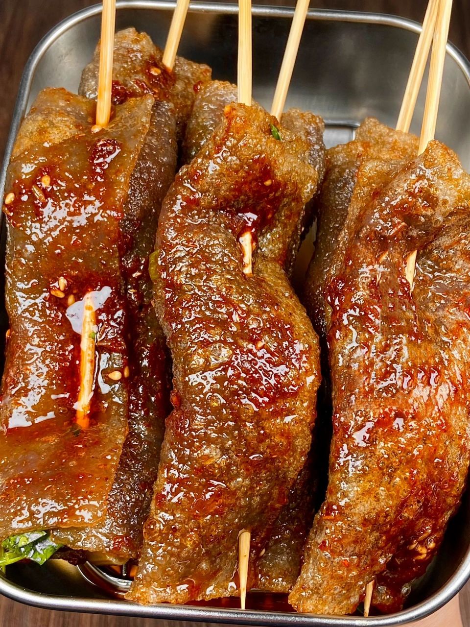 每次去小吃街都会吃的烤苕皮,现在自己在家也能做啦!