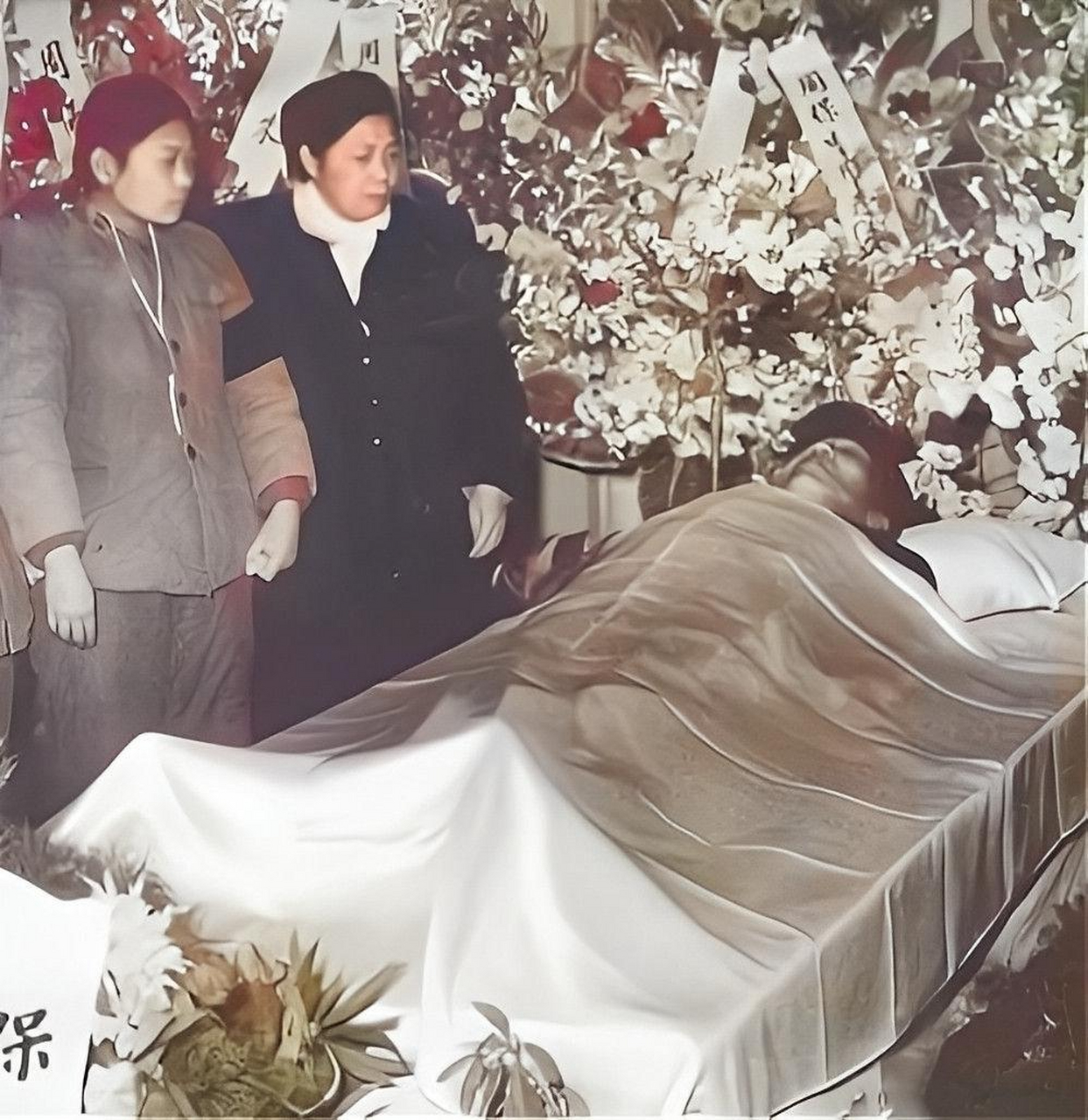 在葬礼上,妻子王一知和女儿用黑纱裹着手臂痛哭,感到无比失落和无助.