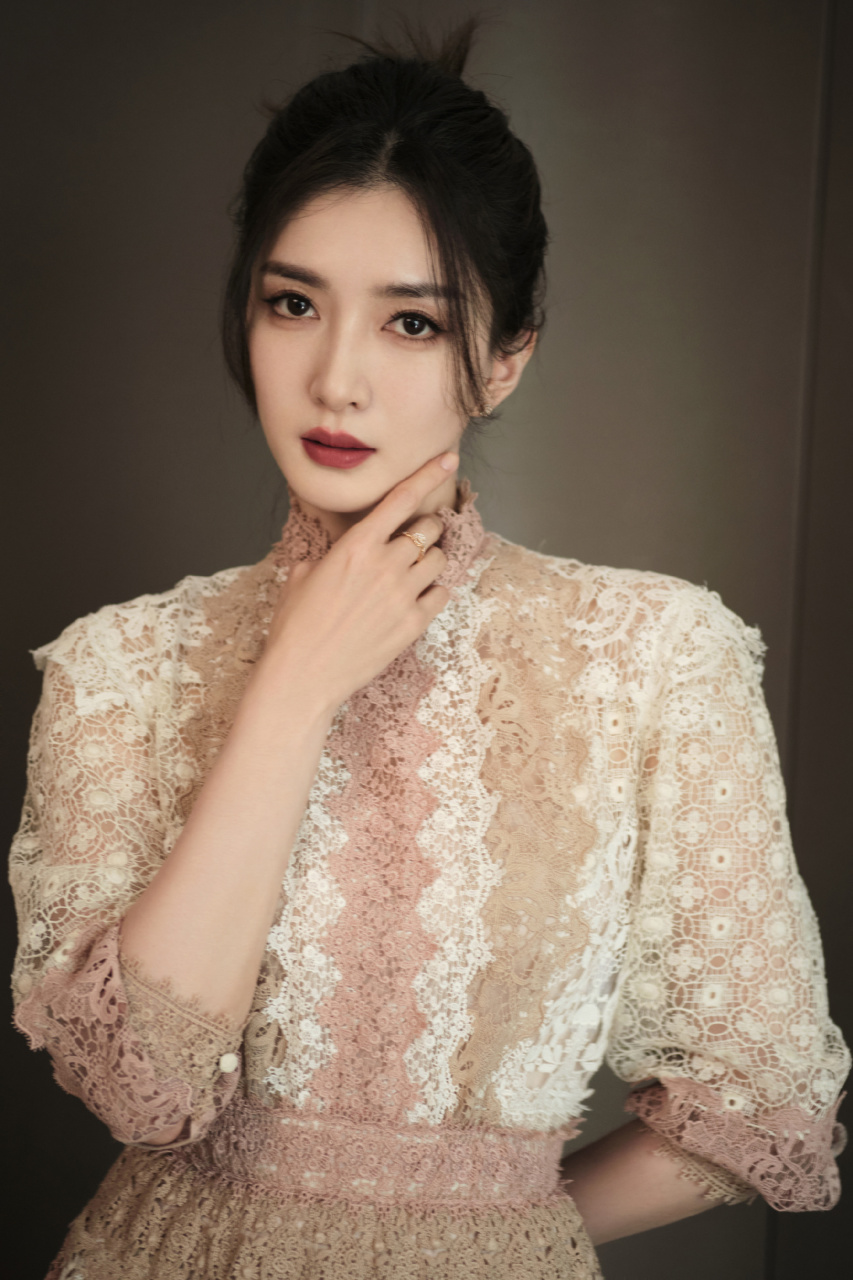 江疏影粉色蕾丝长裙唯美造型!