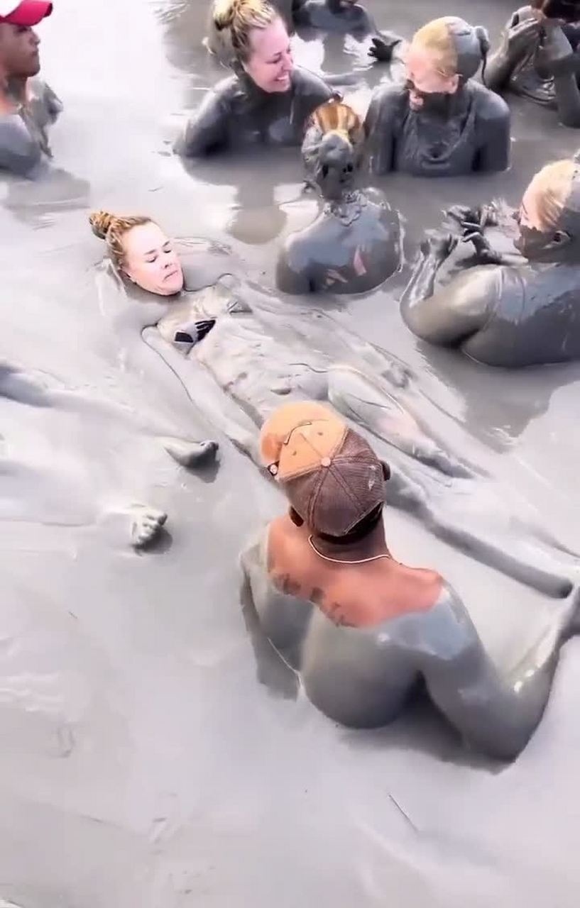 能在泥坑里玩得这么开心,真是让这些外国人折服了![捂脸]