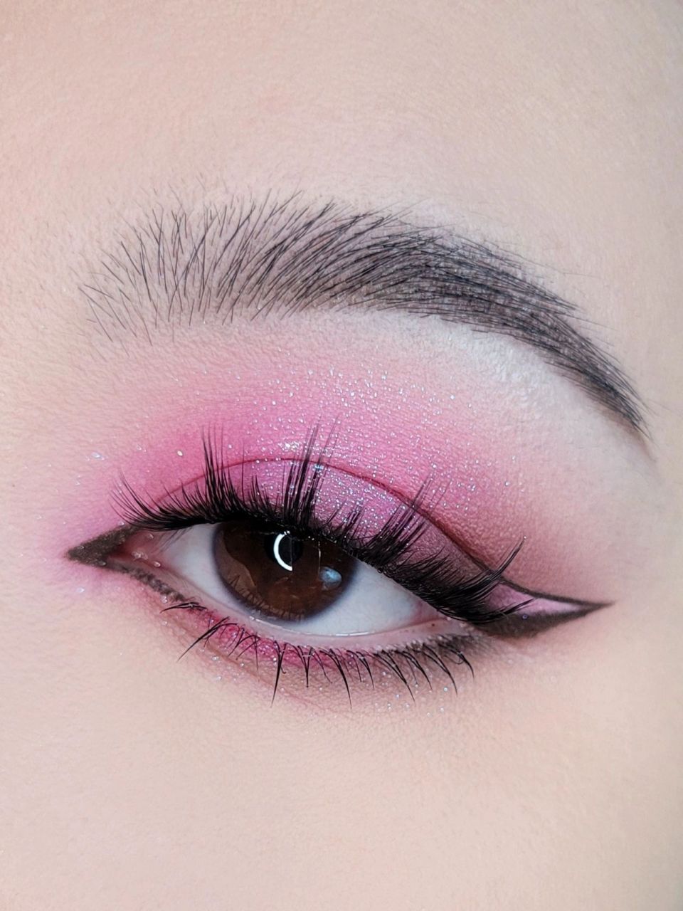 一个趣味的倒钩眼线玩法 给简单的日常眼妆带来一点小乐趣 这盘的两个