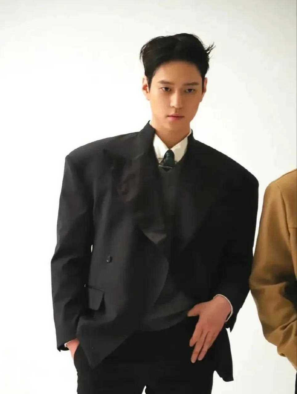 《请回答1997》的男主徐仁国,《请回答1988》的善宇,2人的近照不忍