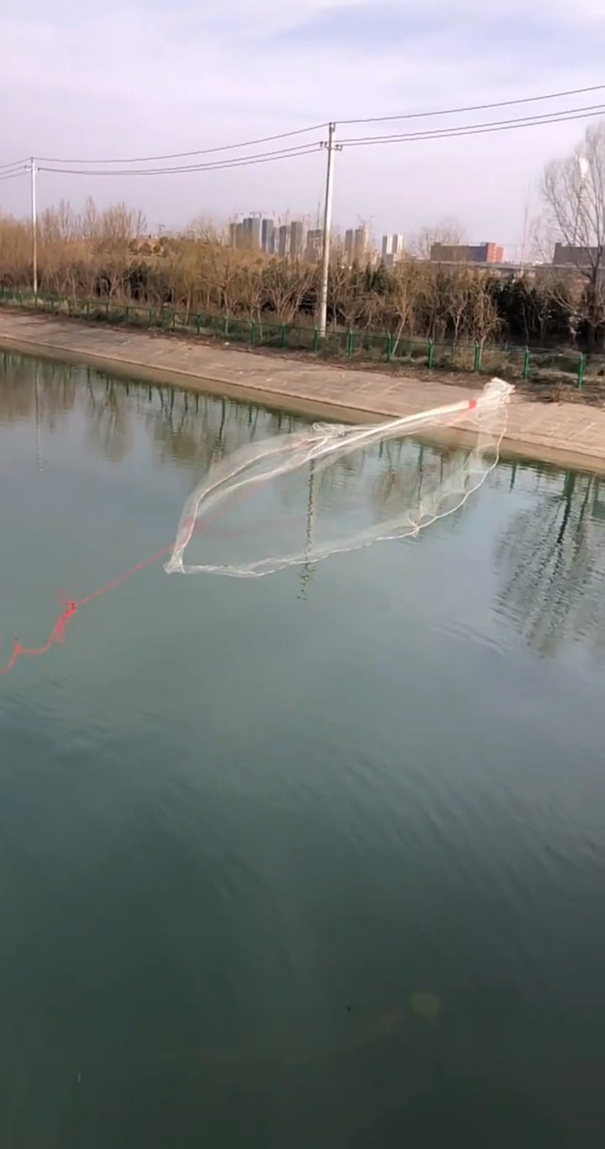 河边拍到的一幕,渔网撒出去的那一刻,不过是惊艳的刚刚开始!