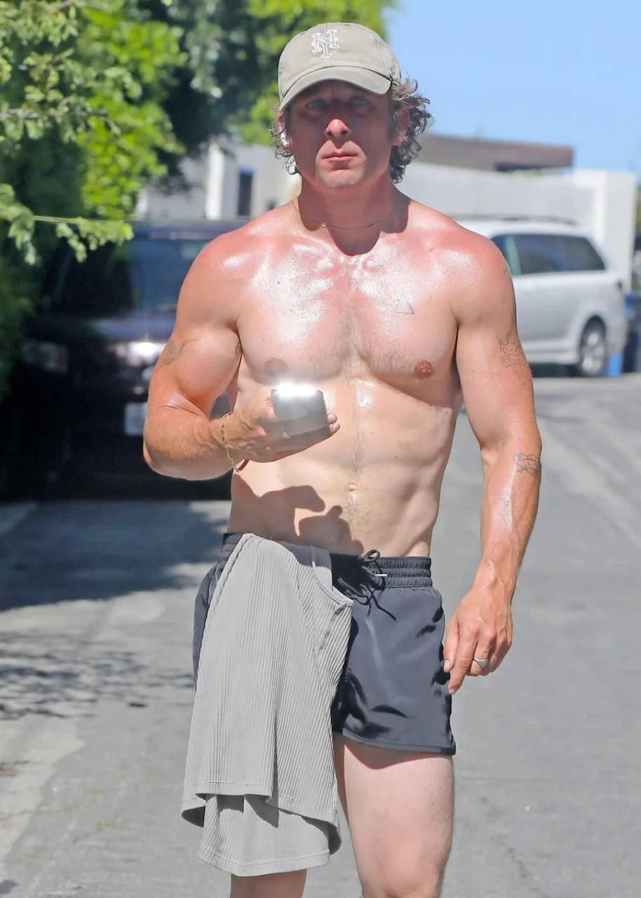 jeremy allen white 新街拍,唇哥这身材没得说.