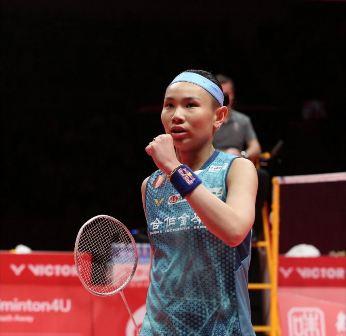 戴资颖在12-21先失一局的情况下,调整心态以21-14和21-18连扳两局