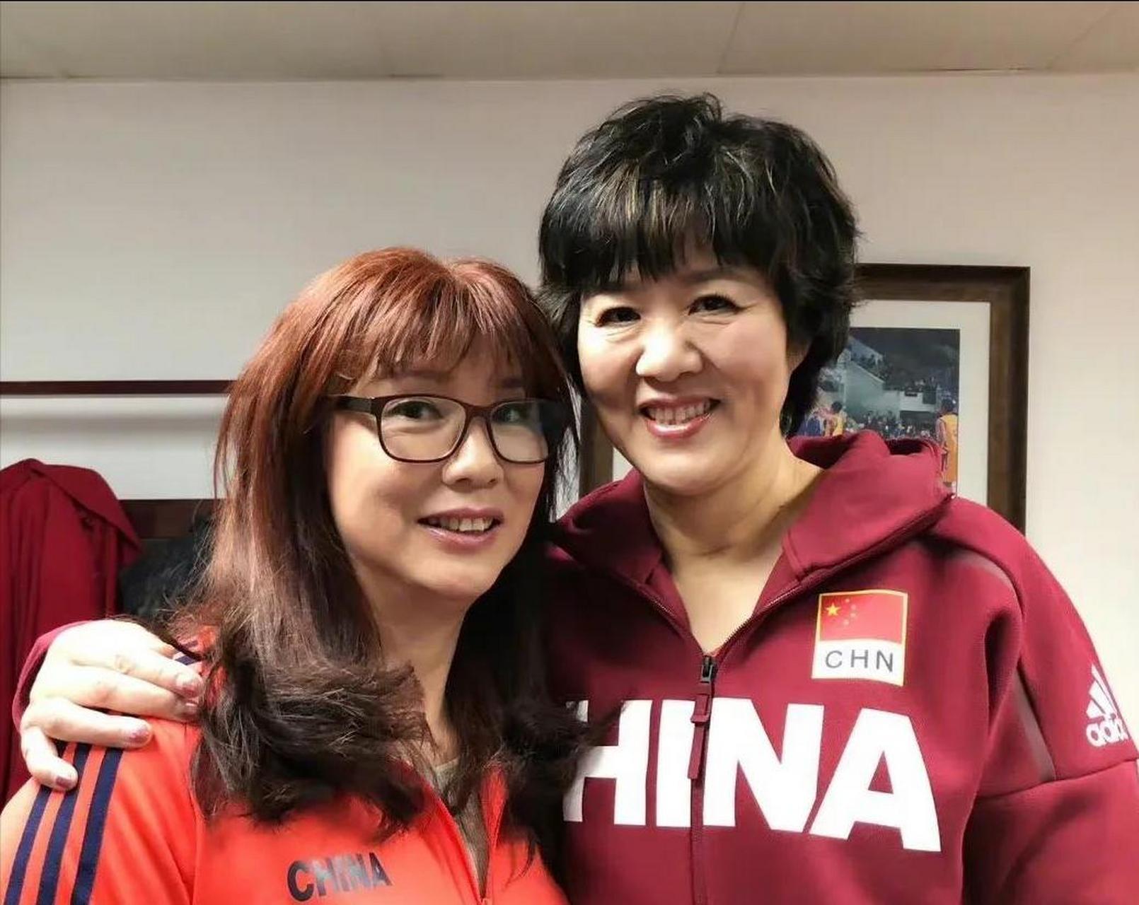 gif创作人# 61岁郎平和女排姑娘幸福大合影!