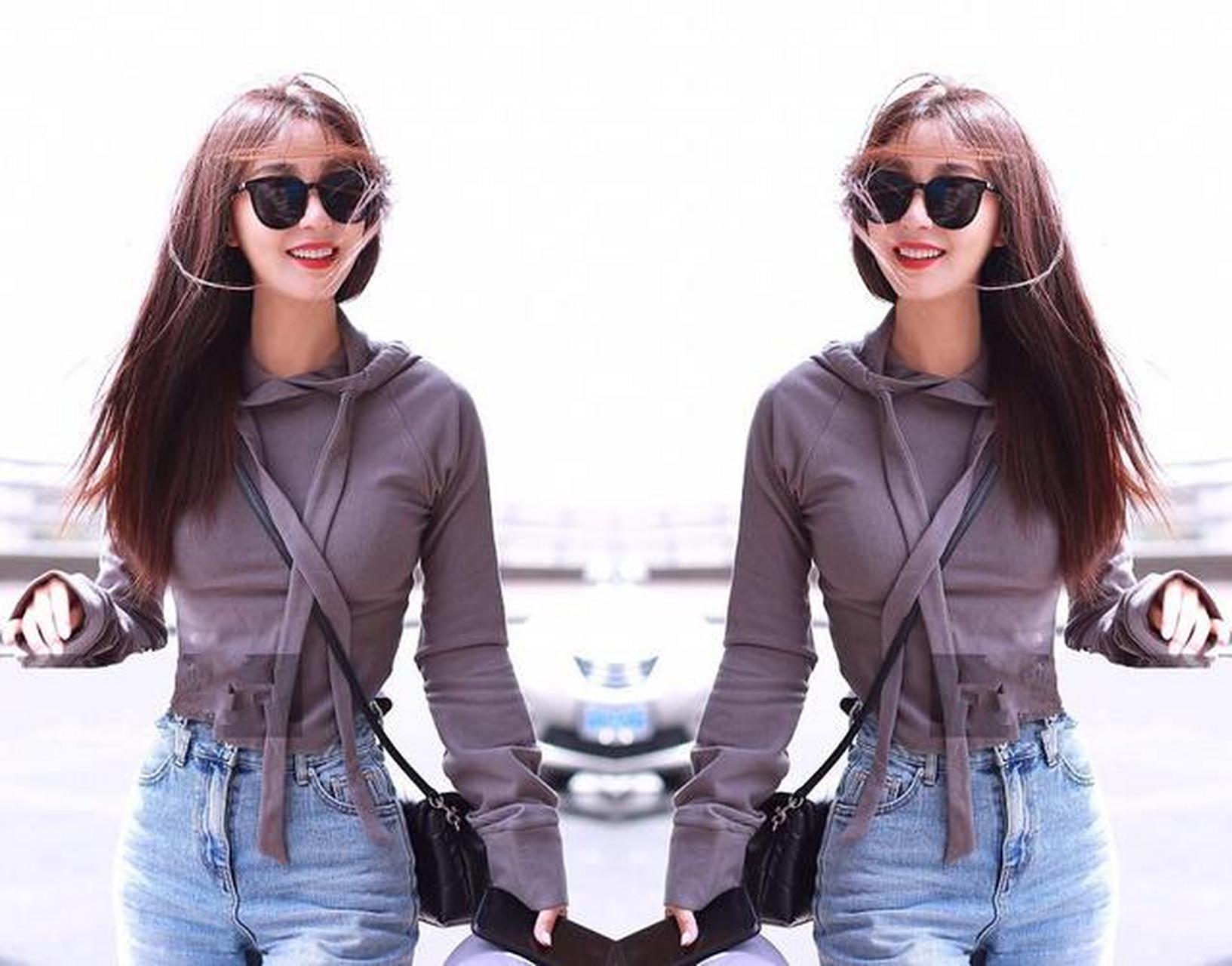 李菲儿机场一条修身的连帽卫衣,秀出小蛮腰好身材,浅蓝色阔腿裤随意挽