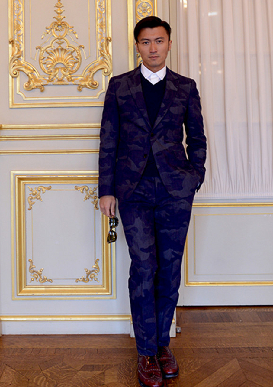 谢霆锋一袭暗色花纹复古西服搭配黑超墨镜现身巴黎时装周秀场,一到场