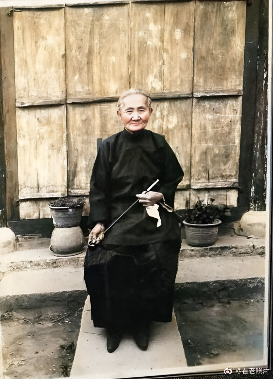 民国,一位气质满满的老太太端坐着.